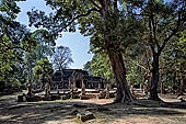 Banteay Kdei temple - cruciform terrace before east gopura III.